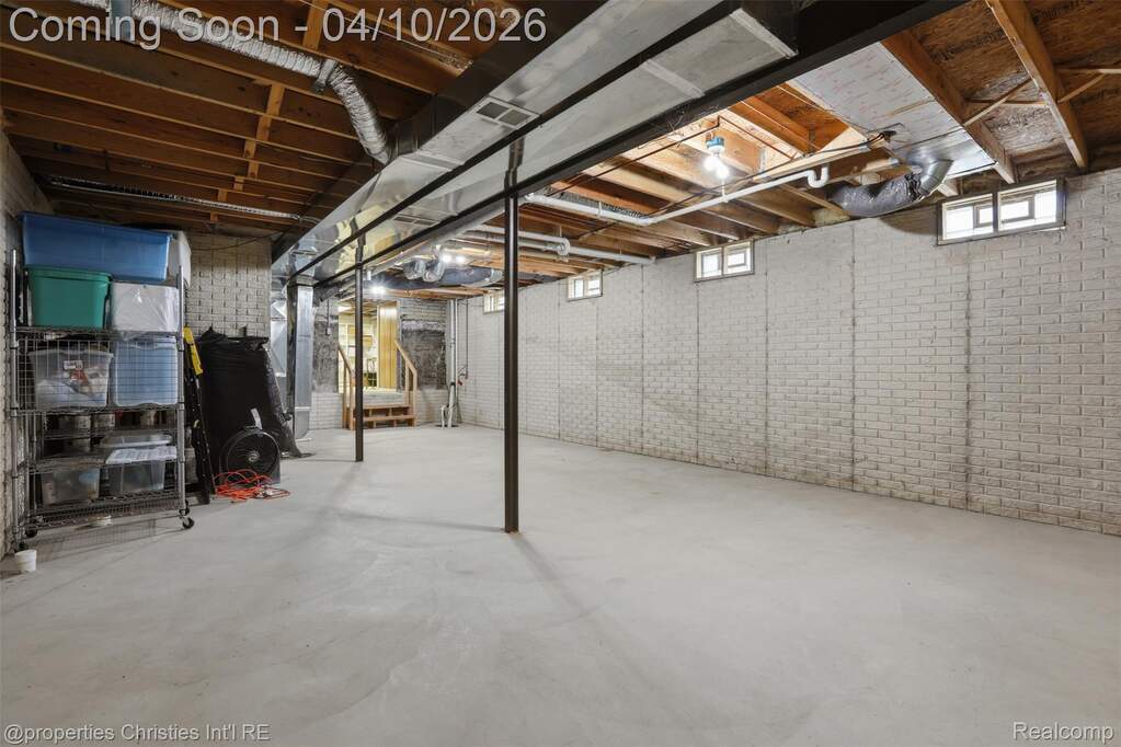5 Bedroom Single Family Home/House's Image 39