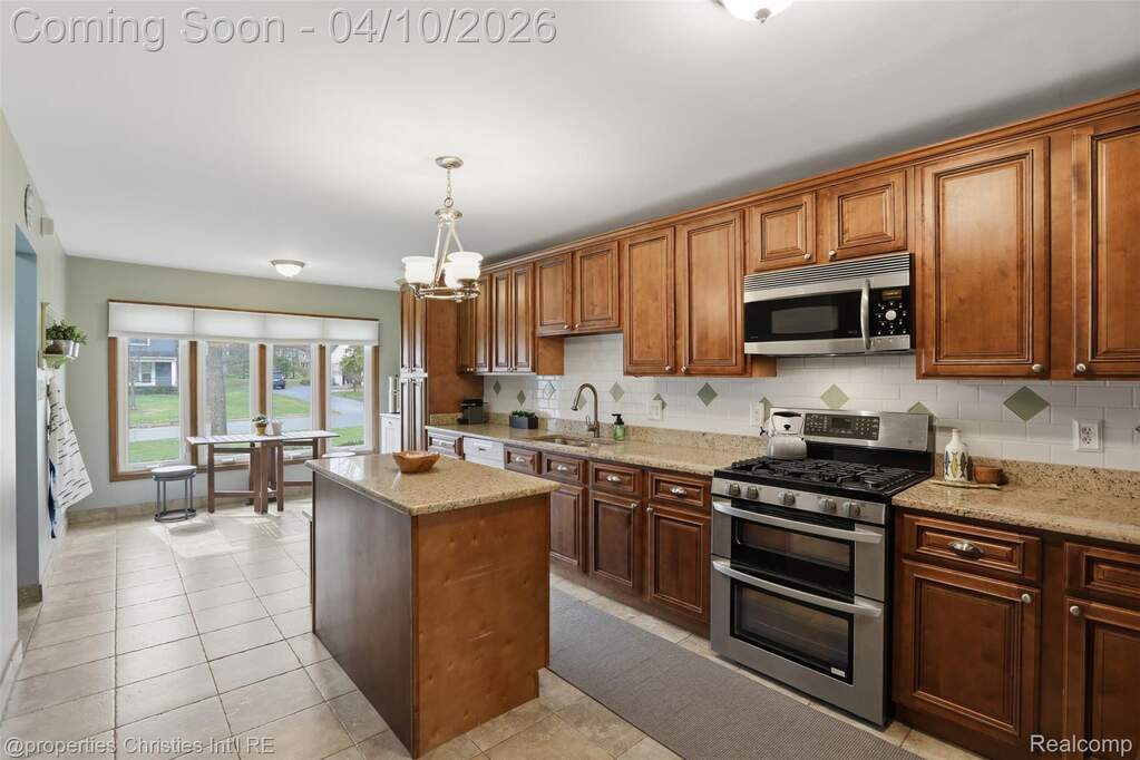 5 Bedroom Single Family Home/House's Image 6