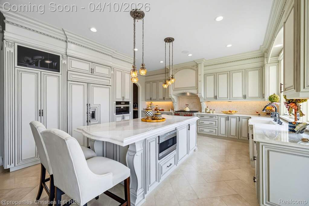 5 Bedroom Single Family Home/House's Image 11