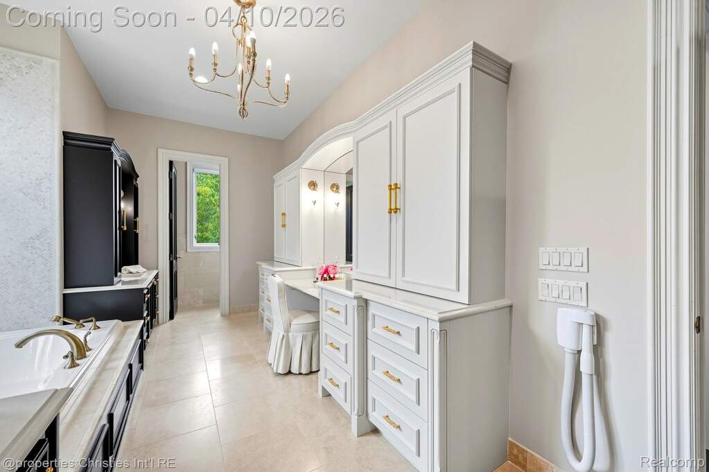 5 Bedroom Single Family Home/House's Image 27