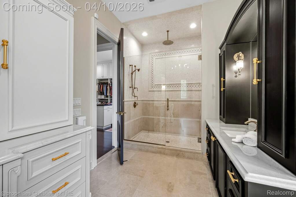 5 Bedroom Single Family Home/House's Image 28