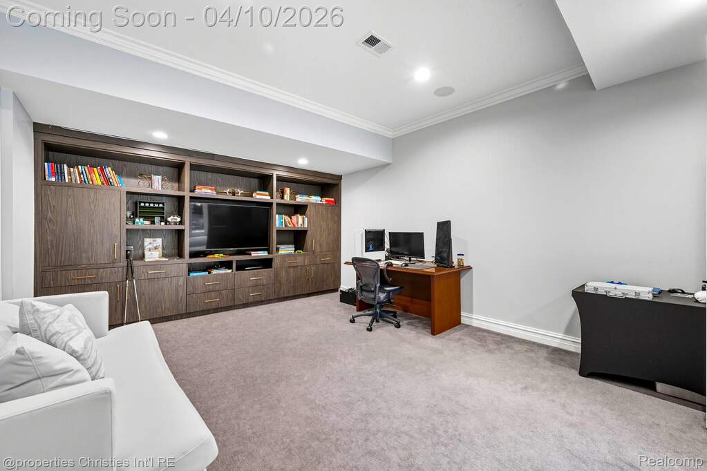 5 Bedroom Single Family Home/House's Image 64