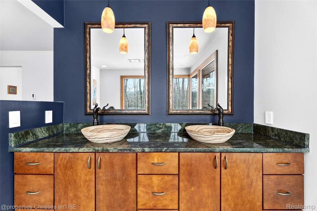 5 Bedroom Single Family Home/House's Image 34