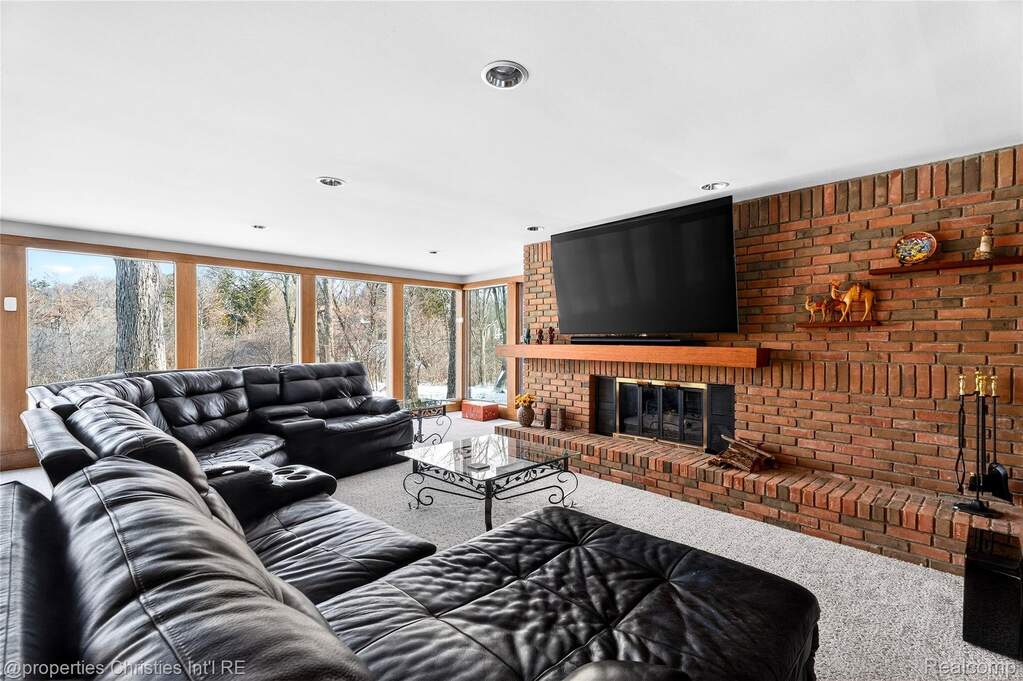 5 Bedroom Single Family Home/House's Image 44