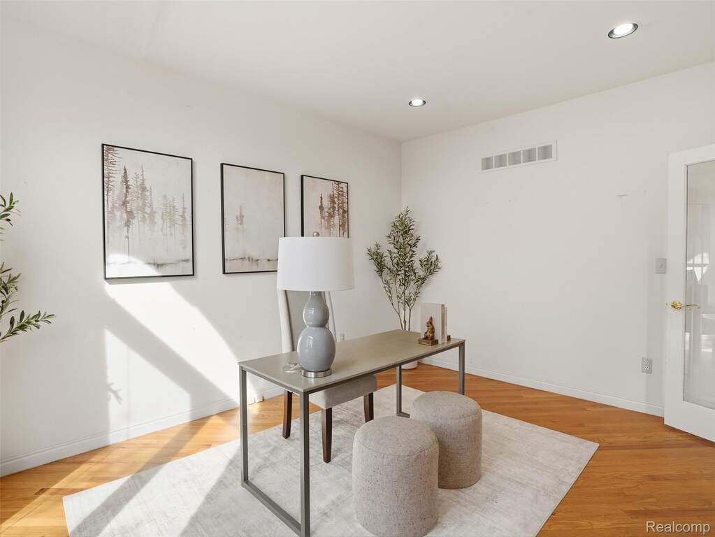 7 Bedroom Single Family Home/House's Image 7