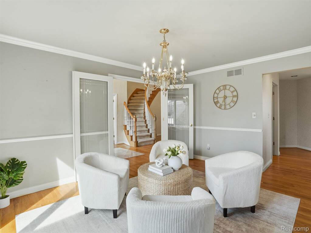 7 Bedroom Single Family Home/House's Image 9