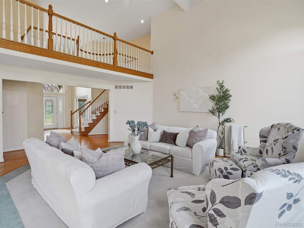 7 Bedroom Single Family Home/House's Image 13