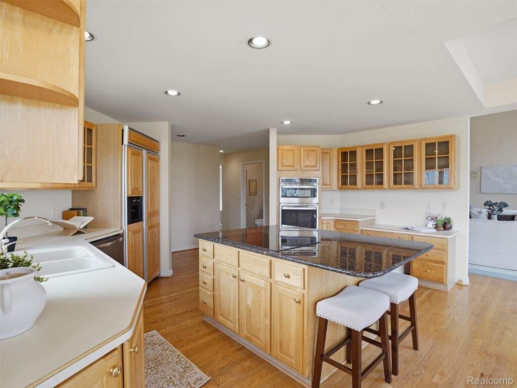 7 Bedroom Single Family Home/House's Image 16