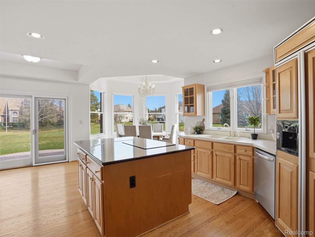 7 Bedroom Single Family Home/House's Image 18