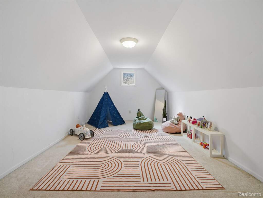 7 Bedroom Single Family Home/House's Image 37