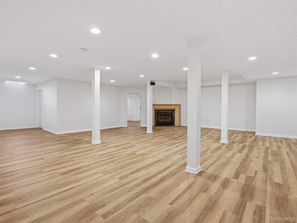 7 Bedroom Single Family Home/House's Image 38