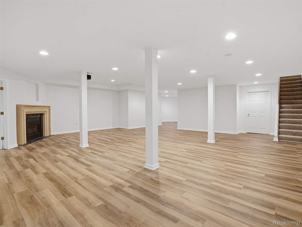 7 Bedroom Single Family Home/House's Image 39