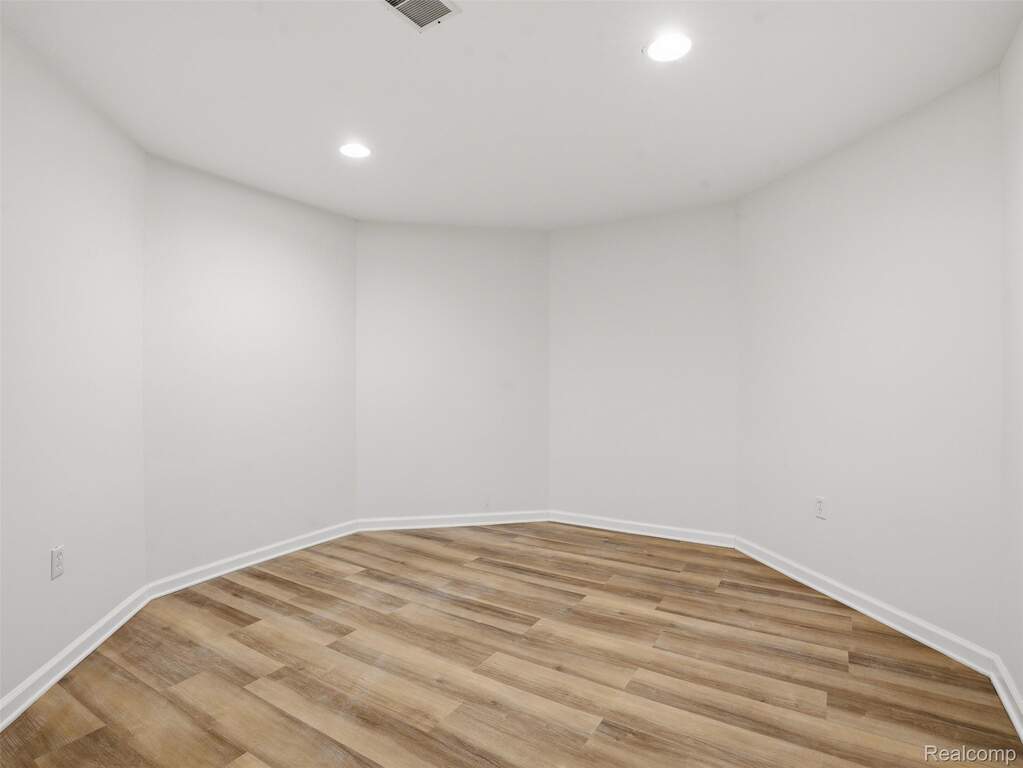 7 Bedroom Single Family Home/House's Image 41