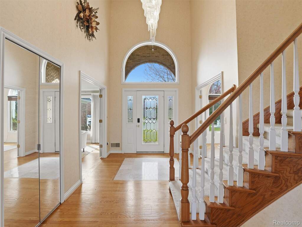 7 Bedroom Single Family Home/House's Image 3