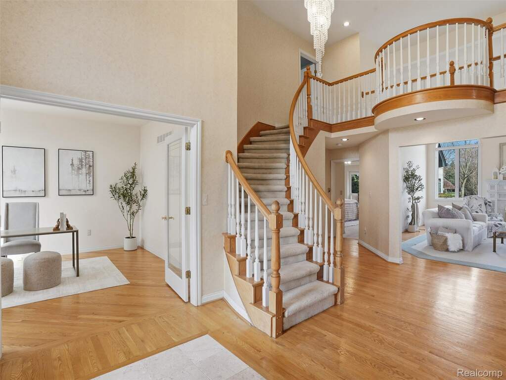 7 Bedroom Single Family Home/House's Image 4