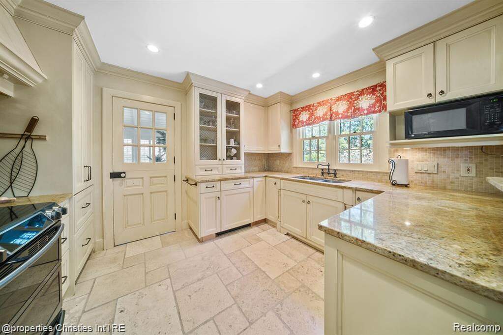 3 Bedroom Single Family Home/House's Image 14