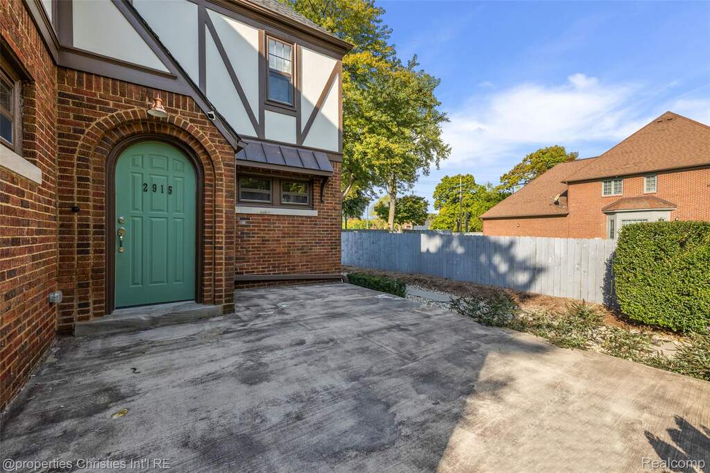 5 Bedroom Single Family Home/House's Image 7