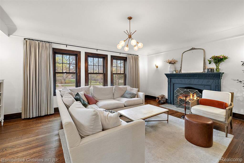 5 Bedroom Single Family Home/House's Image 8