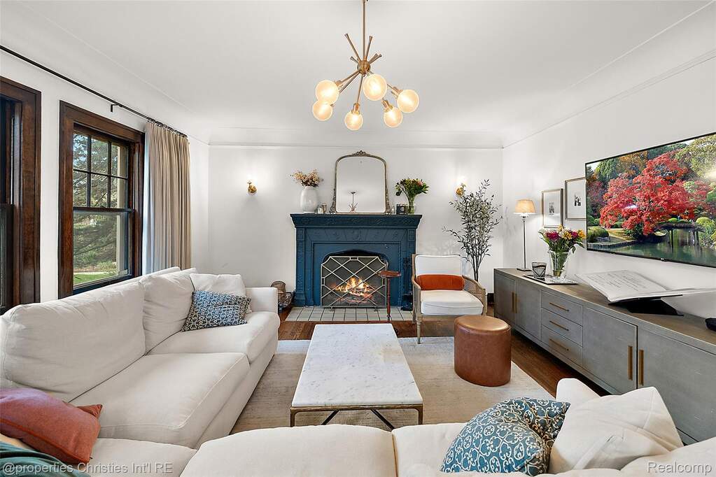 5 Bedroom Single Family Home/House's Image 9