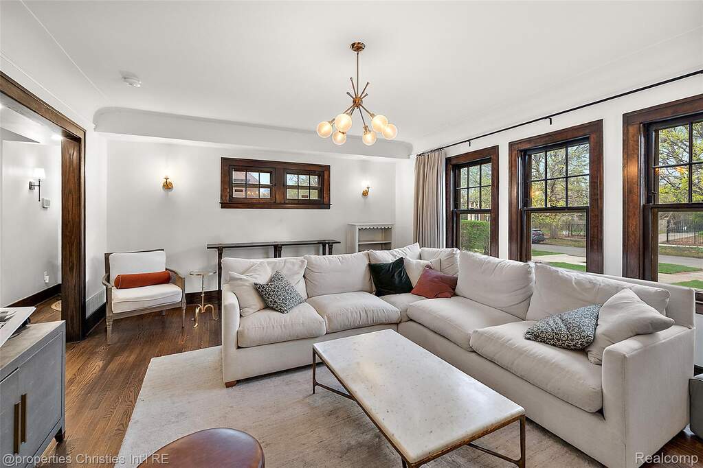 5 Bedroom Single Family Home/House's Image 11