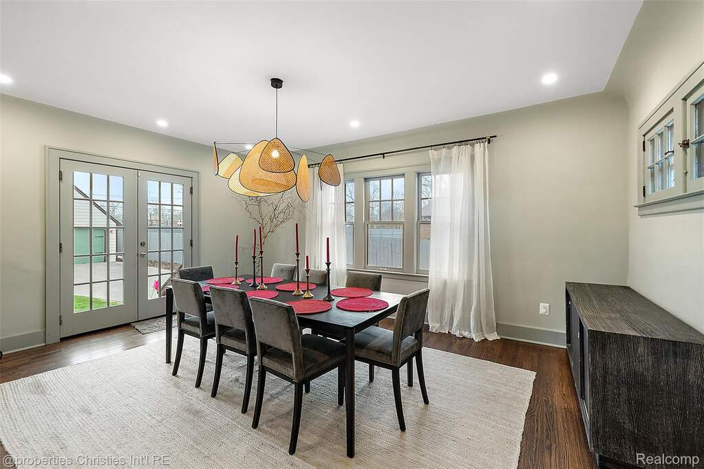 5 Bedroom Single Family Home/House's Image 12