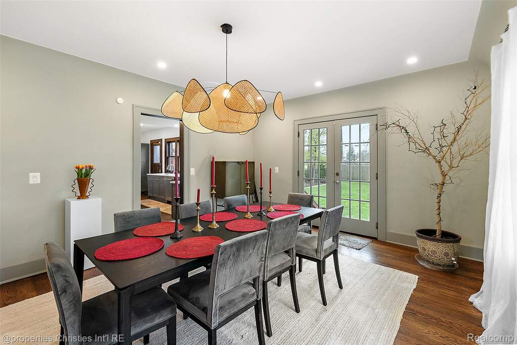 5 Bedroom Single Family Home/House's Image 13