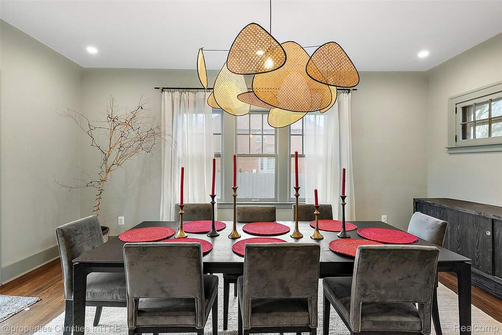 5 Bedroom Single Family Home/House's Image 14