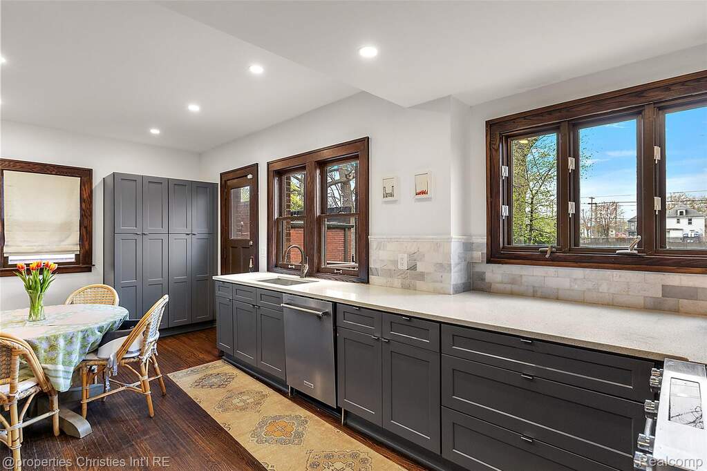 5 Bedroom Single Family Home/House's Image 15