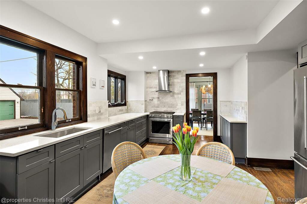 5 Bedroom Single Family Home/House's Image 17