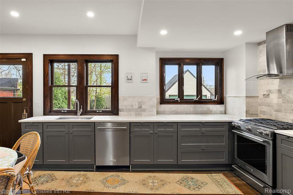 5 Bedroom Single Family Home/House's Image 18