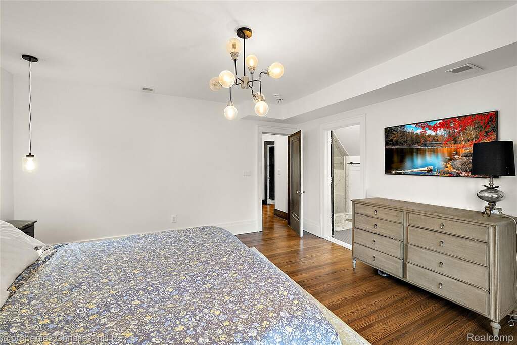 5 Bedroom Single Family Home/House's Image 22