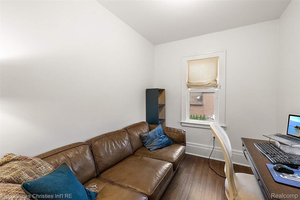 5 Bedroom Single Family Home/House's Image 26