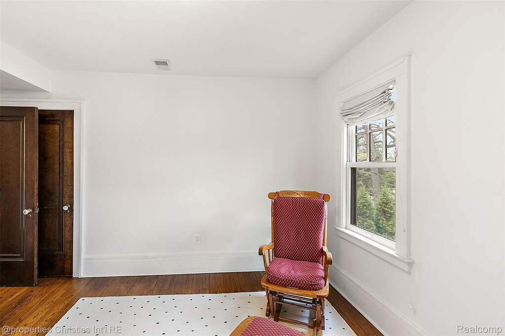 5 Bedroom Single Family Home/House's Image 28