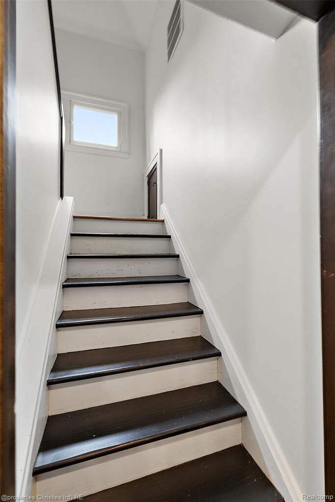 5 Bedroom Single Family Home/House's Image 31