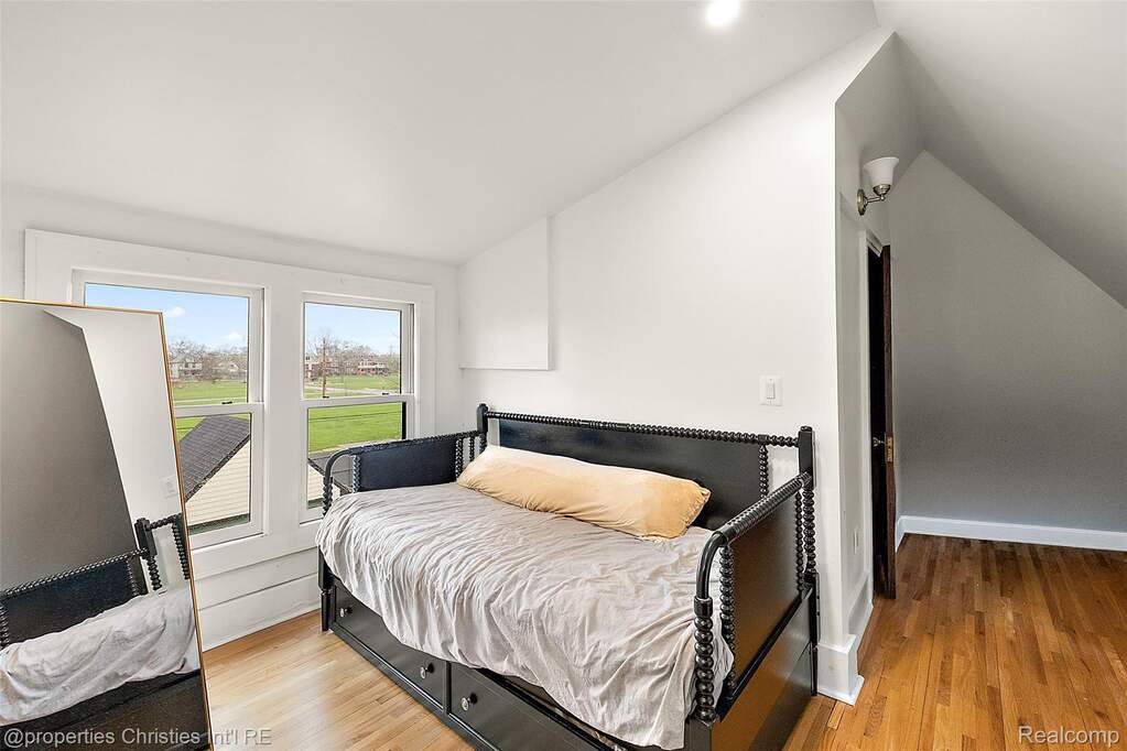 5 Bedroom Single Family Home/House's Image 34