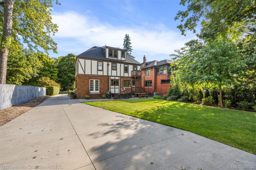5 Bedroom Single Family Home/House's Image 3