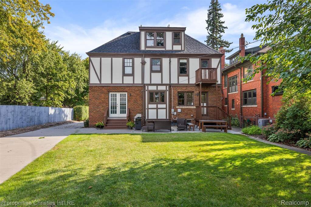 5 Bedroom Single Family Home/House's Image 4