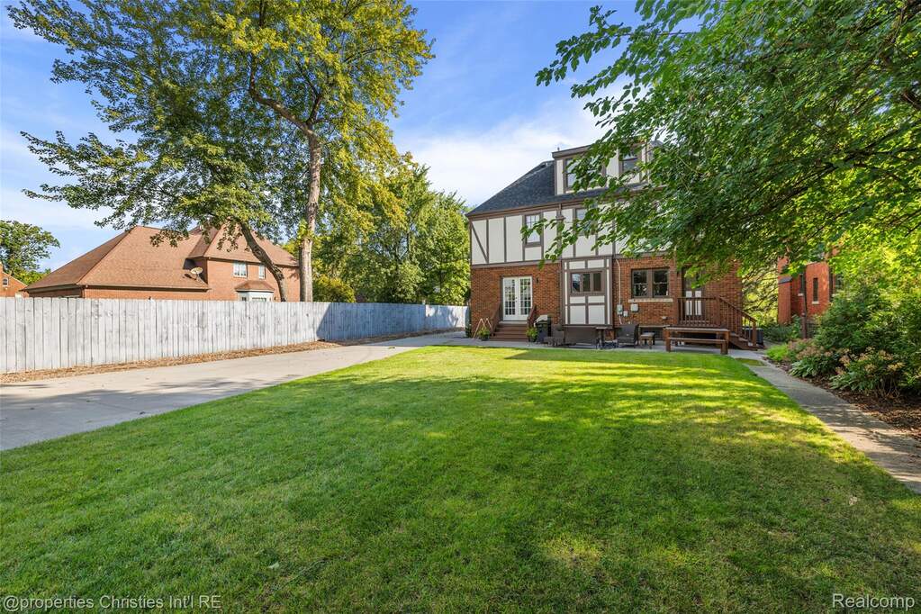 5 Bedroom Single Family Home/House's Image 6