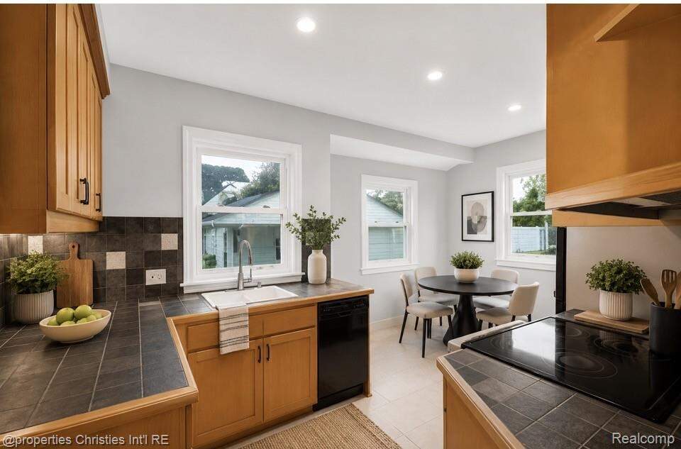 3 Bedroom Single Family Home/House's Image 4