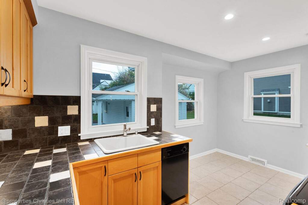 3 Bedroom Single Family Home/House's Image 5