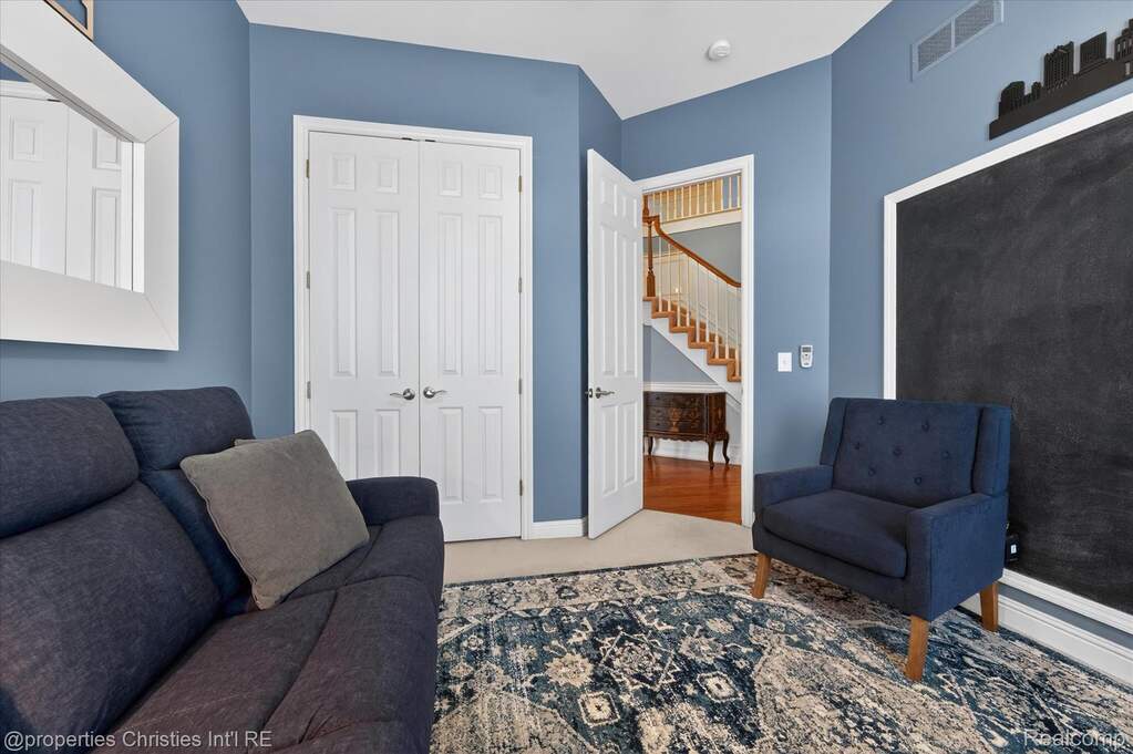 5 Bedroom Single Family Home/House's Image 14