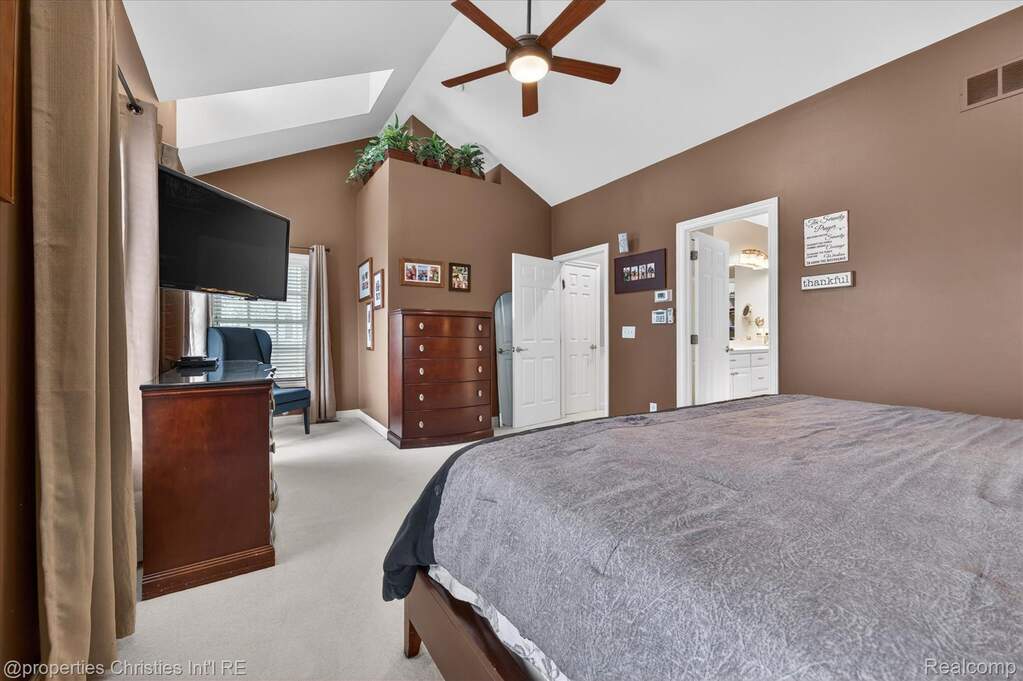 5 Bedroom Single Family Home/House's Image 28