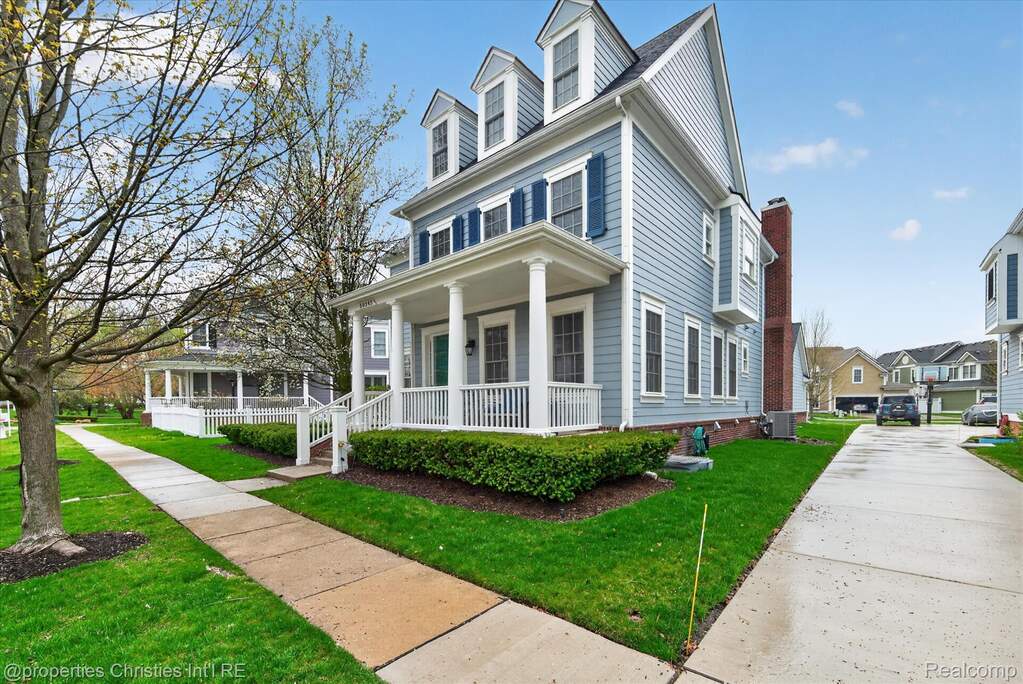 View of front of house featuring a porch and a front lawn