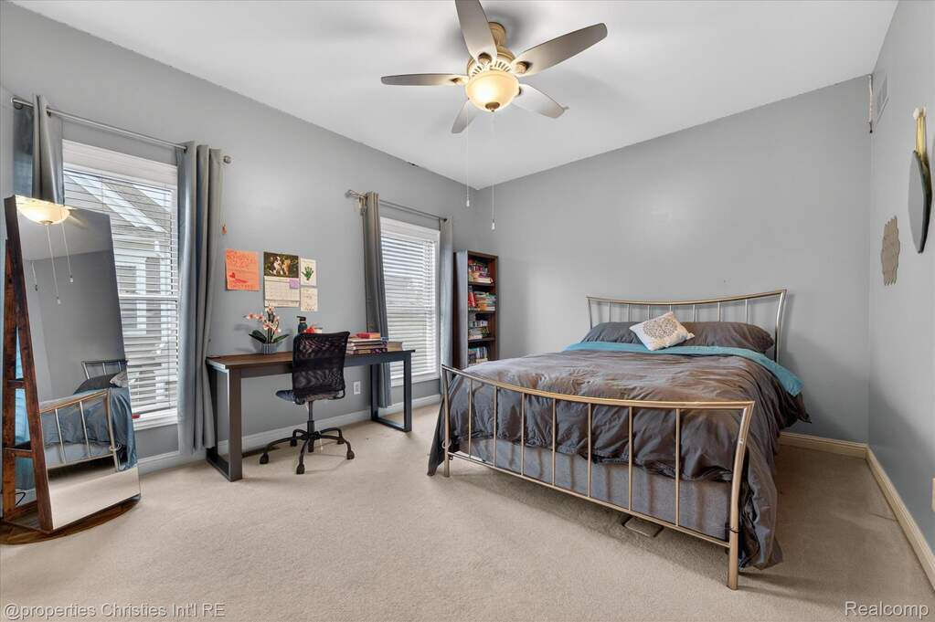 5 Bedroom Single Family Home/House's Image 37
