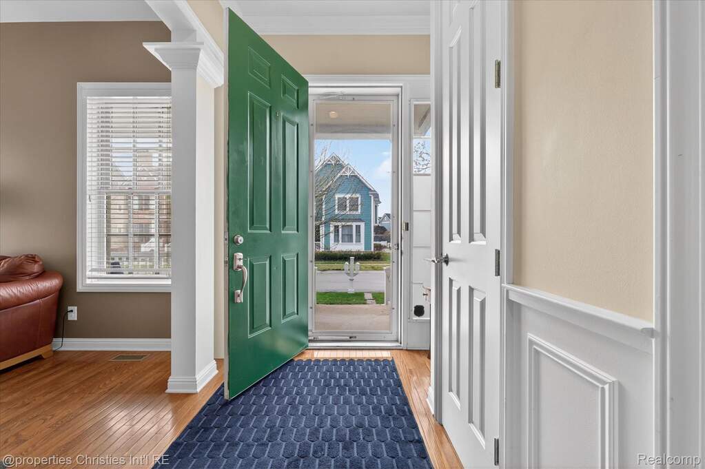 5 Bedroom Single Family Home/House's Image 3