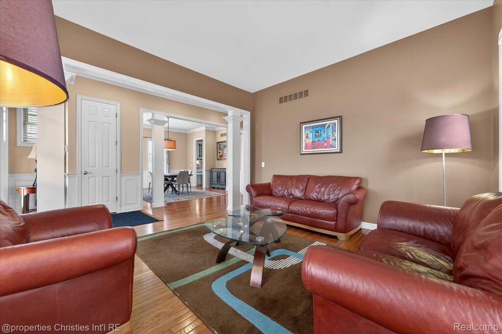 5 Bedroom Single Family Home/House's Image 4