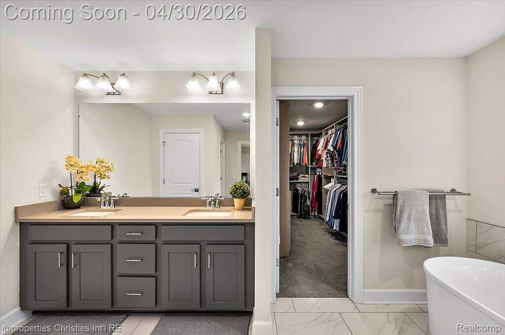 5 Bedroom Single Family Home/House's Image 33