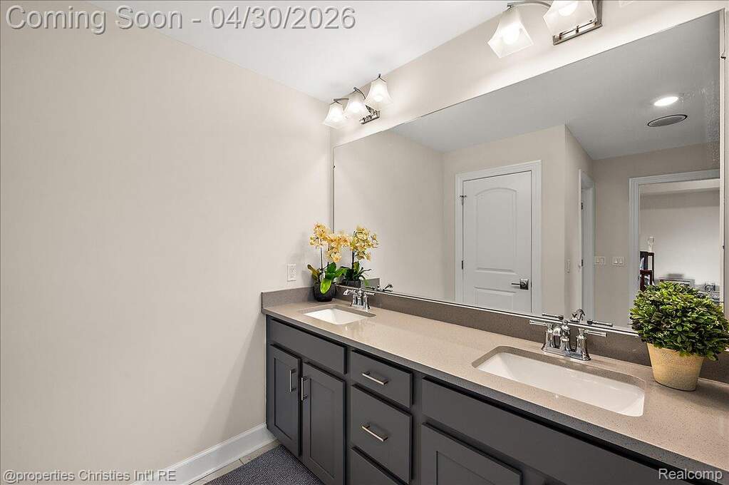 5 Bedroom Single Family Home/House's Image 34