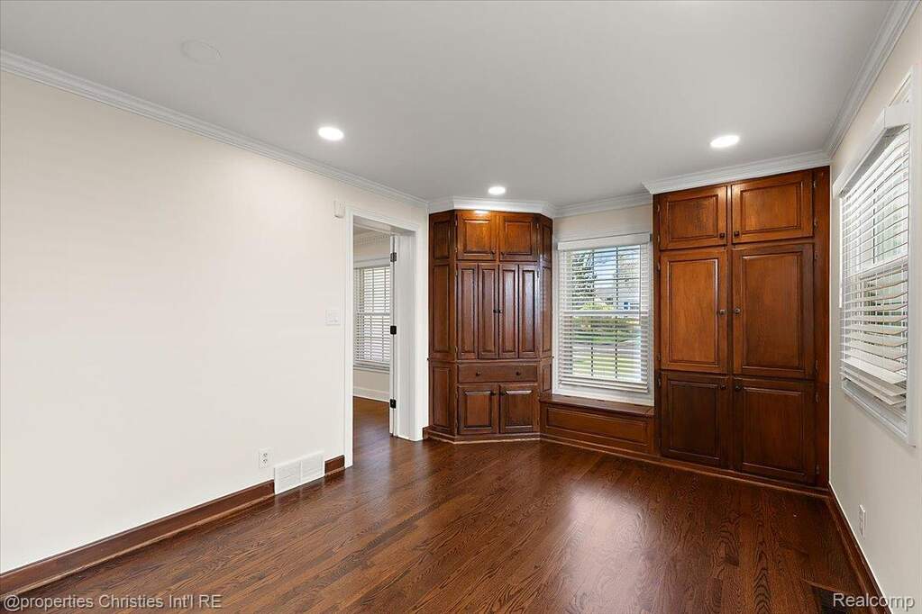 4 Bedroom Single Family Home/House's Image 32