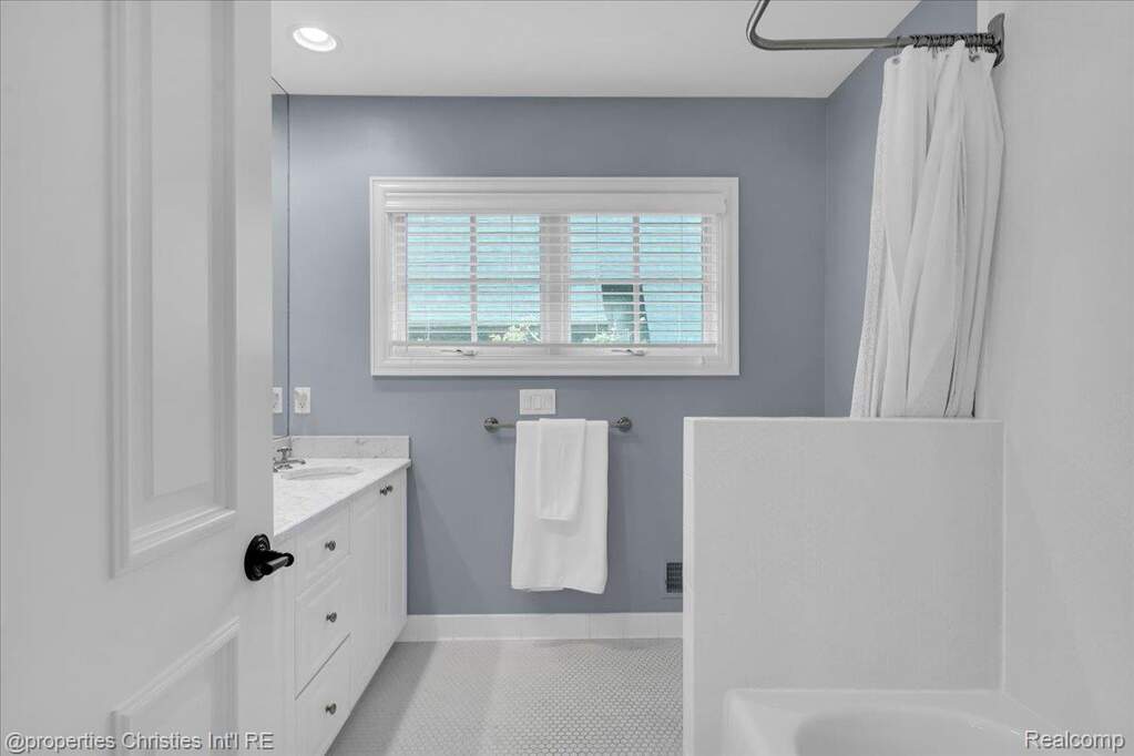 4 Bedroom Single Family Home/House's Image 32